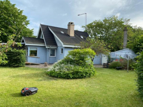 Charmerende ældre sommerhus tæt på strand og city